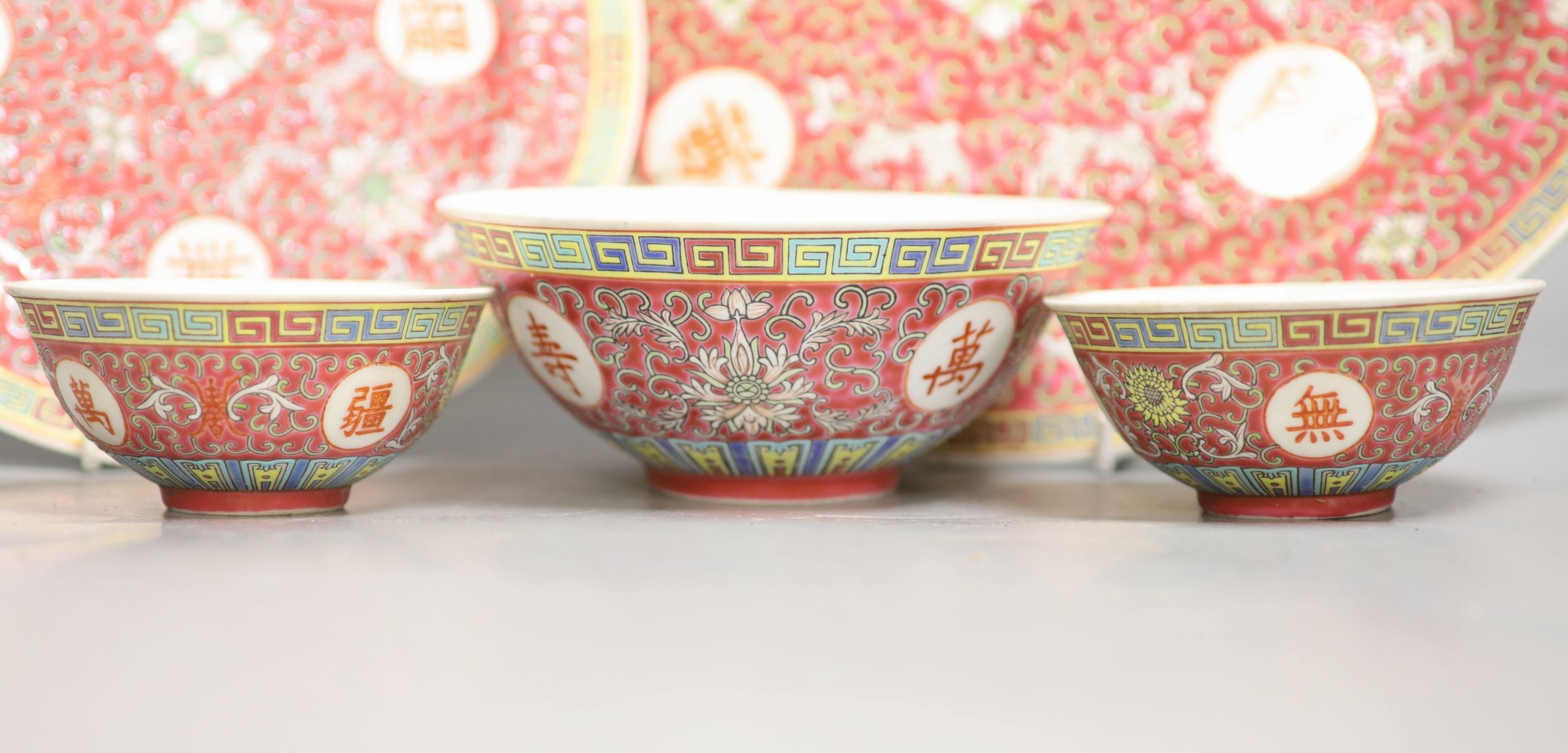 A Chinese enamelled porcelain part supper set, late 20th century